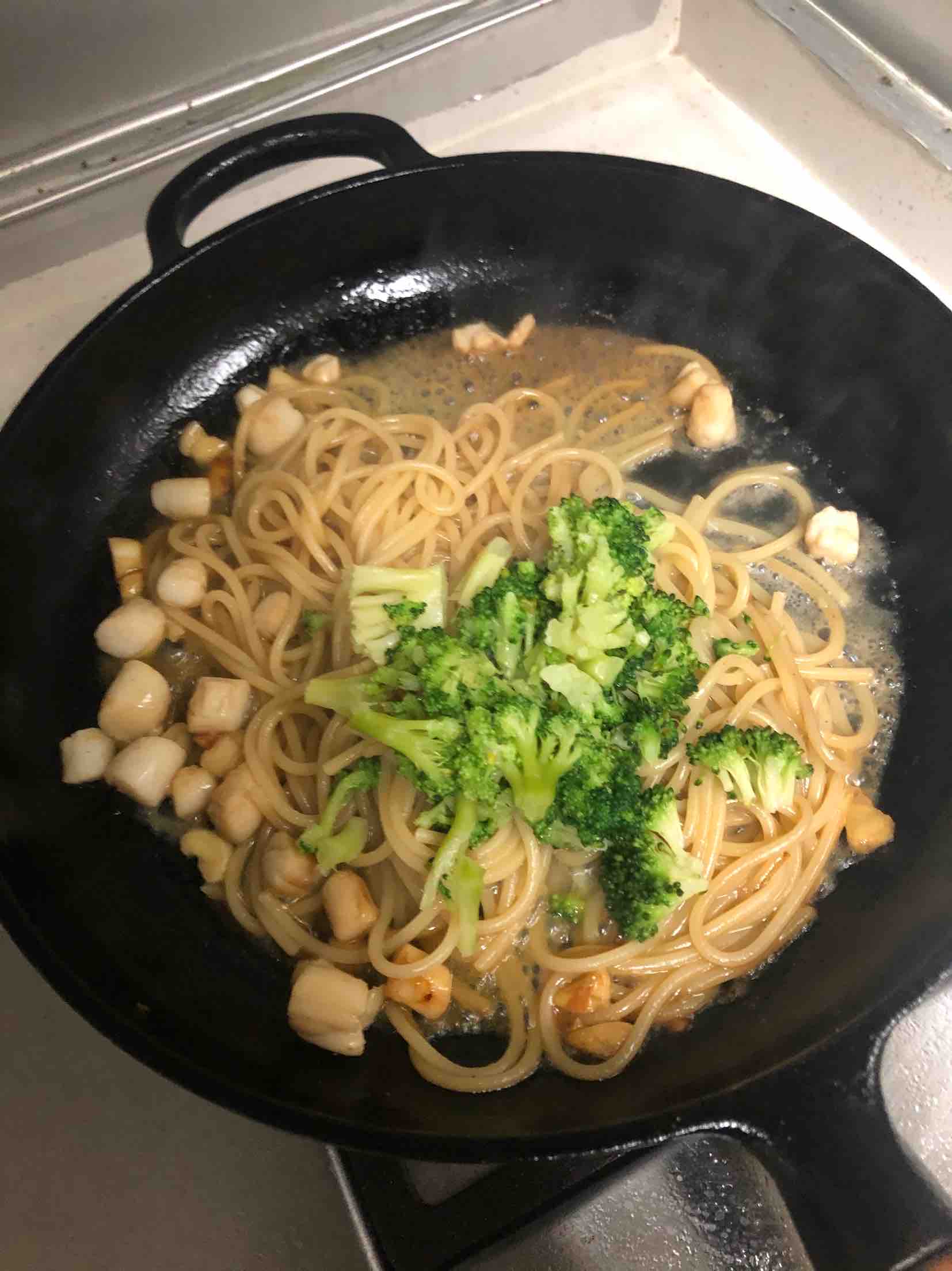 瑤柱西蘭花意面(scallops spaghetti)的做法-咸鮮味炒菜譜-易網健康養生網 瑤柱西蘭花意面(scallops spaghetti)的做法-咸鮮味炒菜譜