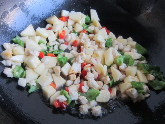 雙椒蘋果炒雞丁的做法-家常味炒菜譜-易網健康養生網 雙椒蘋果炒雞丁的做法-家常味炒菜譜