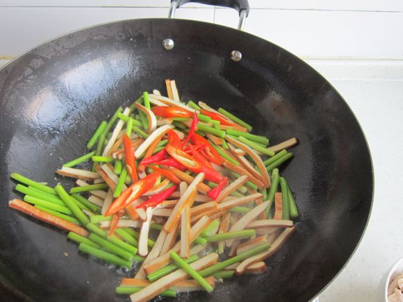 香干蒜薹炒肉絲的做法-家常味炒菜譜-易網健康養生網 香干蒜薹炒肉絲的做法-家常味炒菜譜