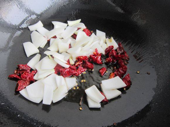 爆炒熏馬腸的做法-香辣味炒菜譜-易網健康養生網 爆炒熏馬腸的做法-香辣味炒菜譜