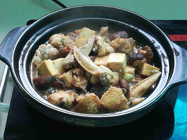 香菇豆腐燜雞翅的做法-家常味燜菜譜-易網(wǎng)健康養(yǎng)生網(wǎng) 香菇豆腐燜雞翅的做法-家常味燜菜譜