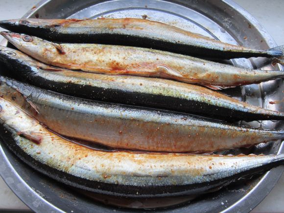 孜然烤秋刀魚的做法-家常味烤菜譜-易網健康養生網 孜然烤秋刀魚的做法-家常味烤菜譜