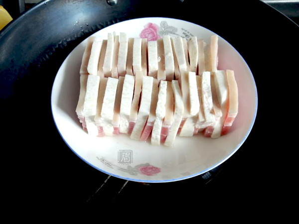 咸肉蒸芋頭的做法-咸鮮味蒸菜譜-易網健康養生網 咸肉蒸芋頭的做法-咸鮮味蒸菜譜