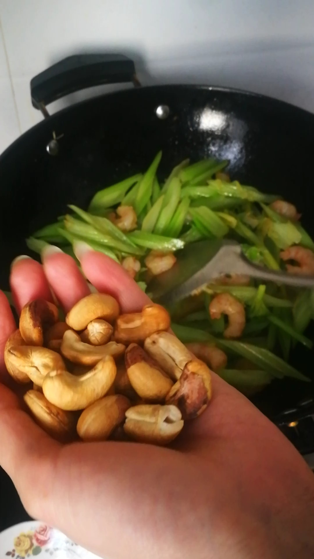 西芹腰果蝦仁的做法-咸鮮味炒菜譜