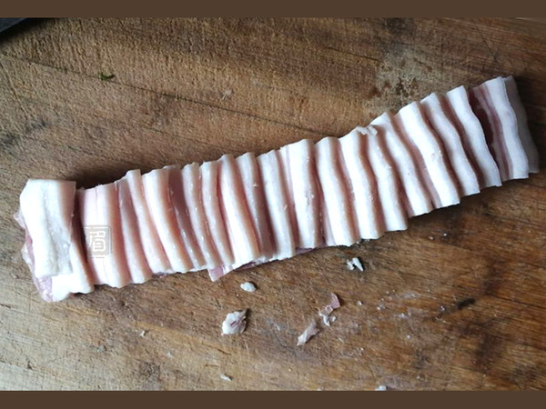 咸肉蒸芋頭的做法-咸鮮味蒸菜譜-易網<a href=http://www.jsjjzhkt.cn/ target=_blank class=infotextkey>健康養生</a>網 咸肉蒸芋頭的做法-咸鮮味蒸菜譜