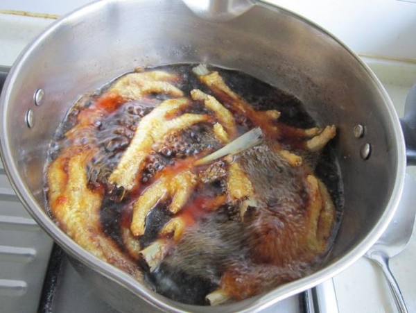 鹵水雞爪的做法-家常味鹵菜譜-易網(wǎng)健康養(yǎng)生網(wǎng) 鹵水雞爪的做法-家常味鹵菜譜