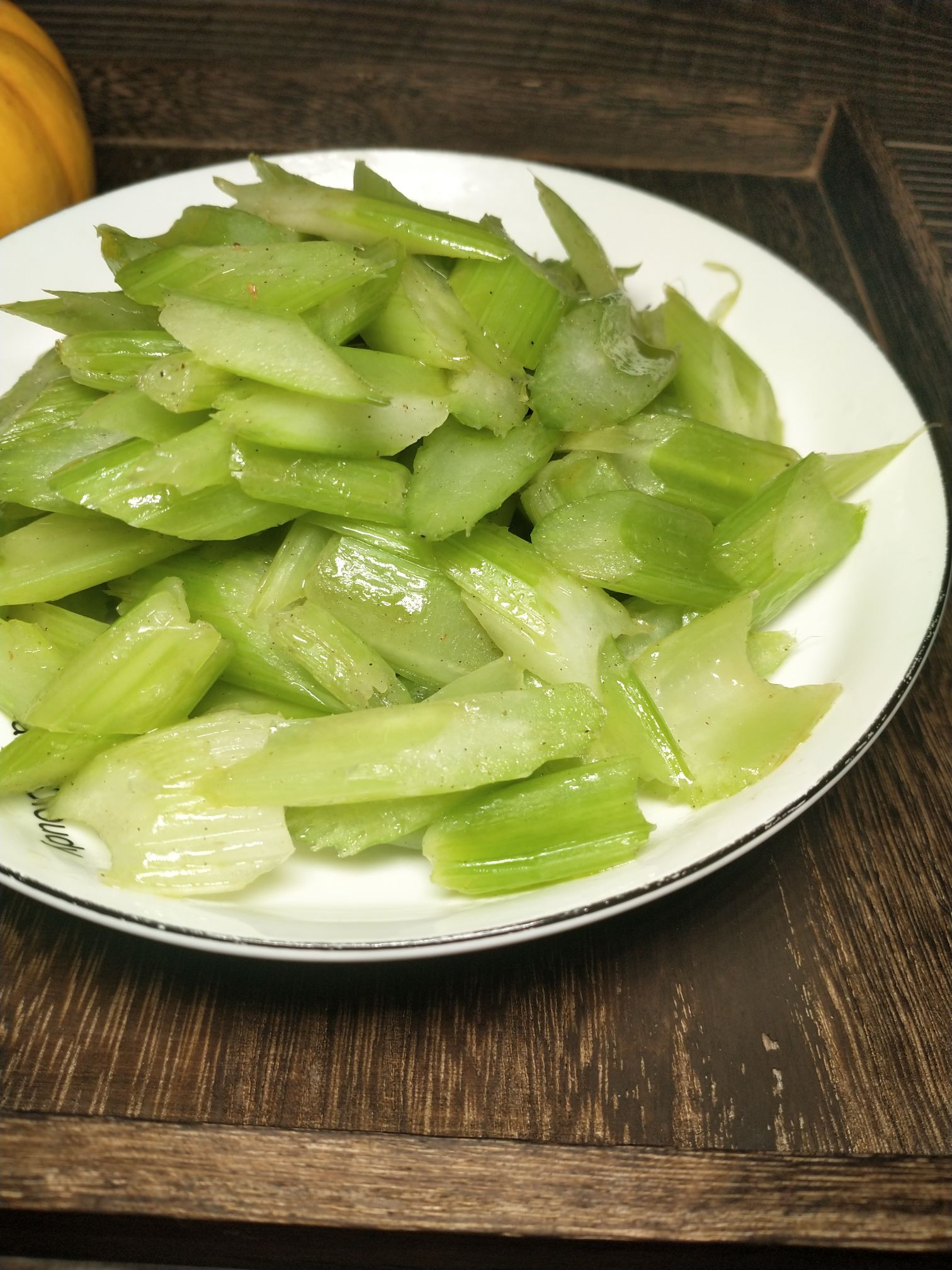 素炒西芹的做法-家常味炒菜譜-易網(wǎng)健康養(yǎng)生網(wǎng) 素炒西芹的做法-家常味炒菜譜