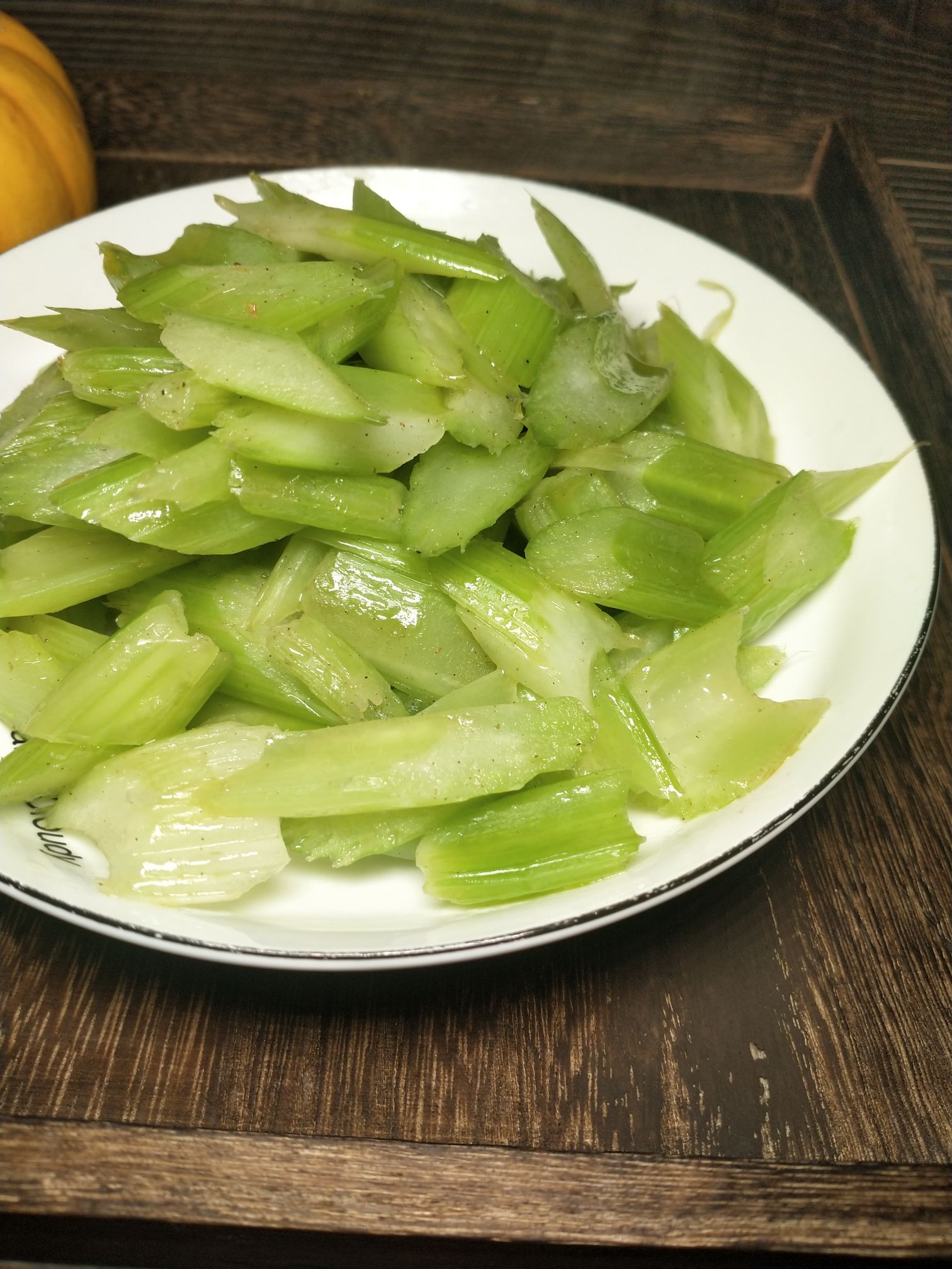 素炒西芹的做法-家常味炒菜譜-易網(wǎng)健康養(yǎng)生網(wǎng) 素炒西芹的做法-家常味炒菜譜