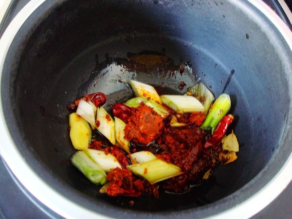 電飯煲燜雞爪的做法-麻辣味燜菜譜