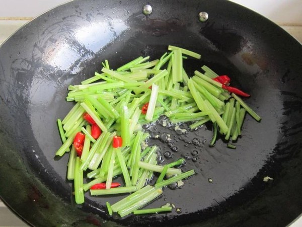 毛芹菜炒鹵豬耳朵的做法-家常味炒菜譜-易網健康養生網 毛芹菜炒鹵豬耳朵的做法-家常味炒菜譜