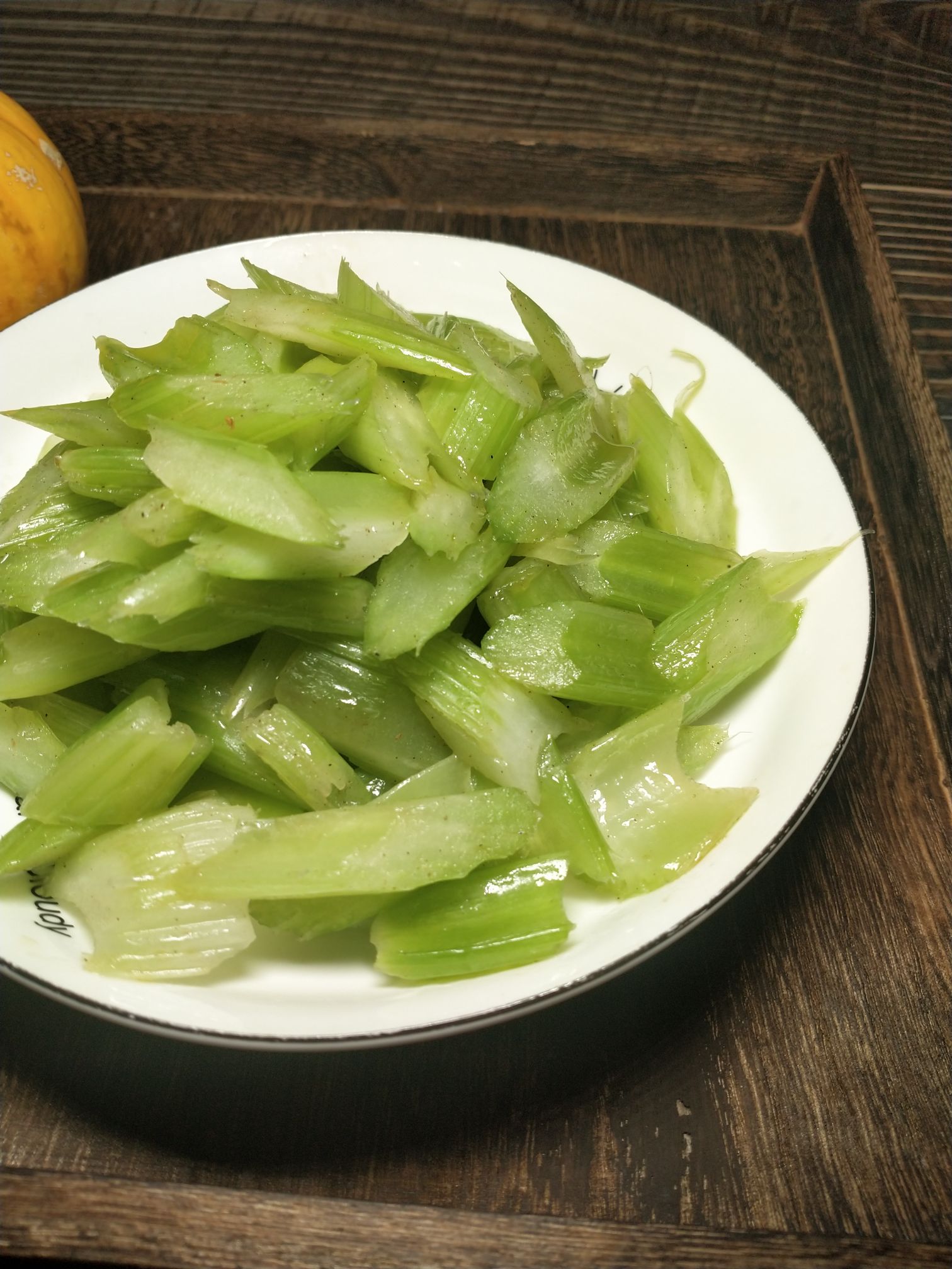 素炒西芹的做法-家常味炒菜譜-易網(wǎng)健康養(yǎng)生網(wǎng) 素炒西芹的做法-家常味炒菜譜