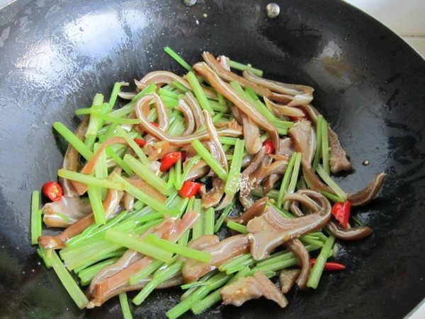 毛芹菜炒鹵豬耳朵的做法-家常味炒菜譜-易網健康養生網 毛芹菜炒鹵豬耳朵的做法-家常味炒菜譜