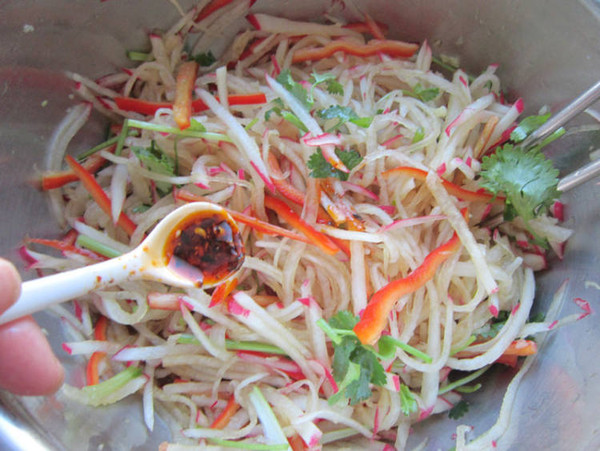 香菜拌紅蘿卜的做法-家常味拌菜譜