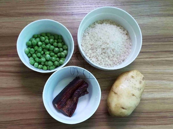臘肉土豆燜飯的做法-家常味燜菜譜-易網<a href=http://www.jsjjzhkt.cn/ target=_blank class=infotextkey>健康養生</a>網 臘肉土豆燜飯的做法-家常味燜菜譜