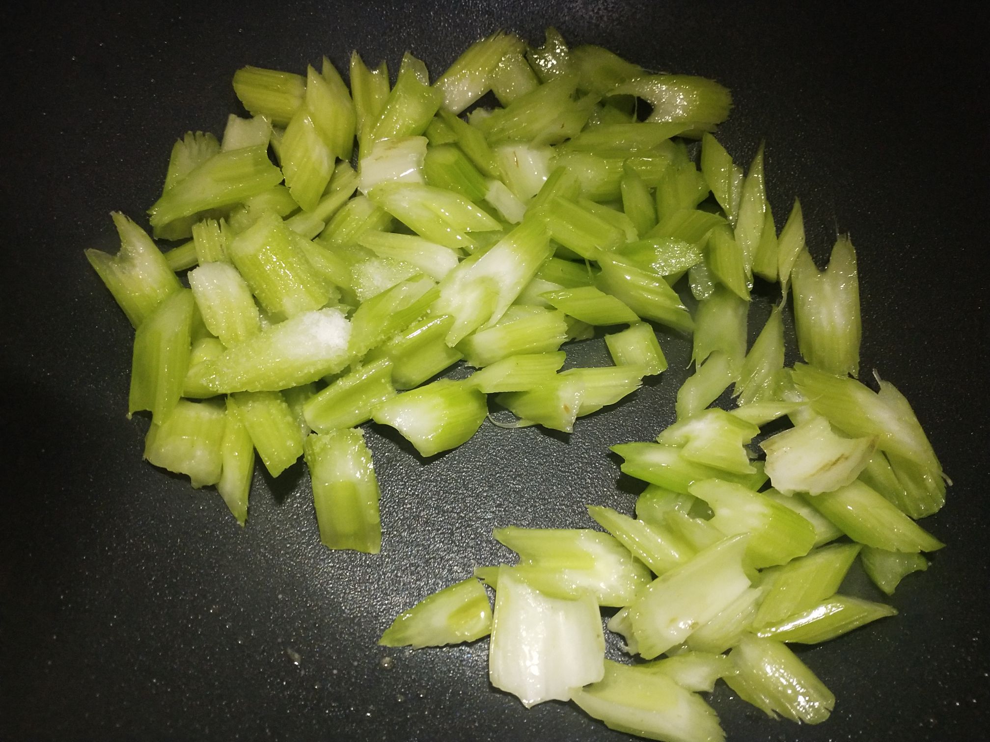 素炒西芹的做法-家常味炒菜譜-易網(wǎng)健康養(yǎng)生網(wǎng) 素炒西芹的做法-家常味炒菜譜