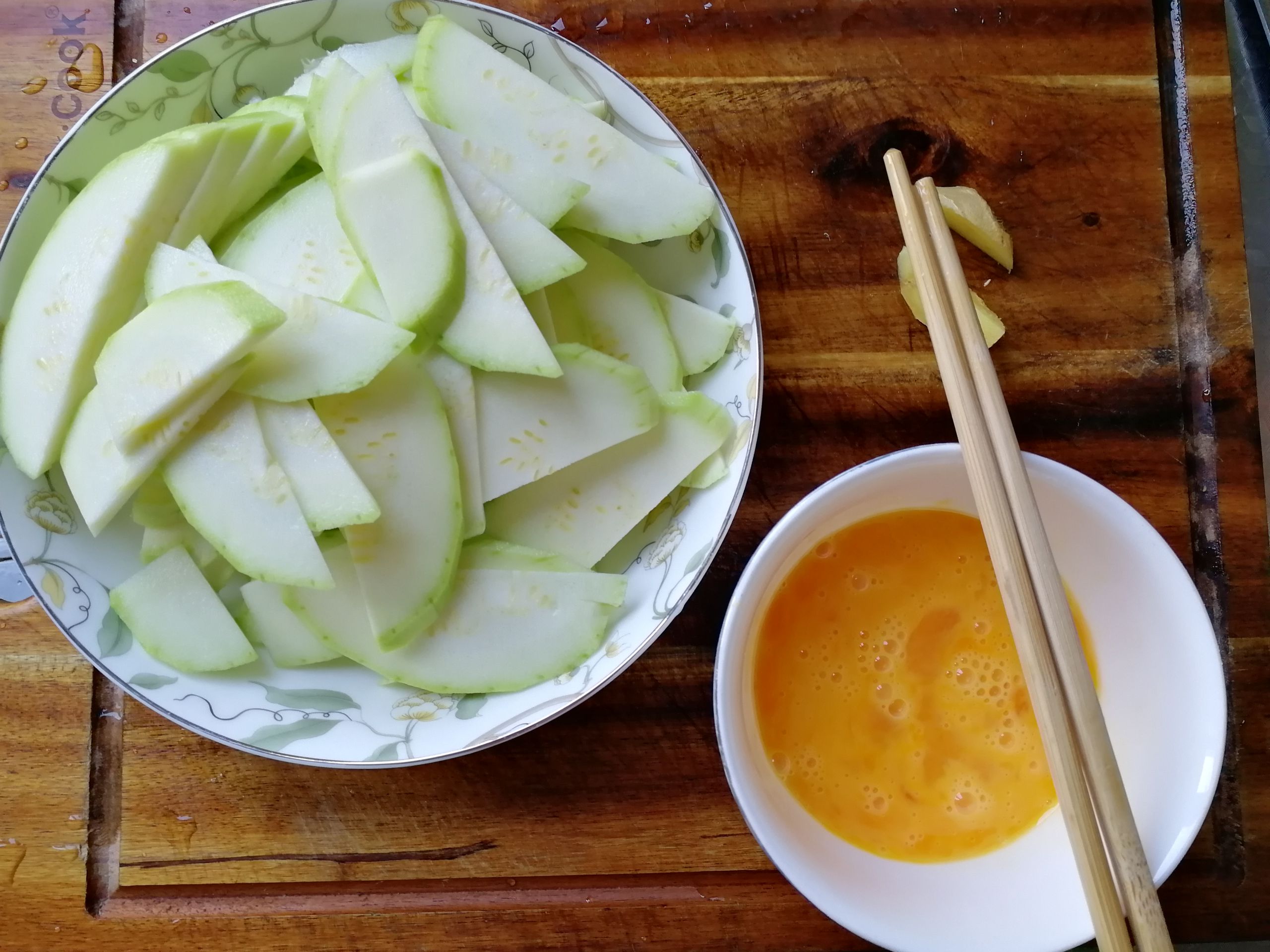 嫩西葫蘆炒雞蛋的做法-家常味炒菜譜-易網<a href=http://www.jsjjzhkt.cn/ target=_blank class=infotextkey>健康養生</a>網 嫩西葫蘆炒雞蛋的做法-家常味炒菜譜