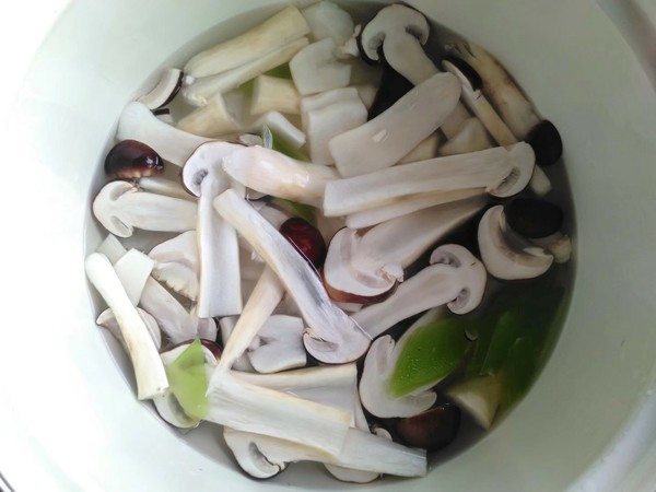 蓋頭蘑菇炒肉片的做法-咸鮮味炒菜譜-易網健康養生網 蓋頭蘑菇炒肉片的做法-咸鮮味炒菜譜