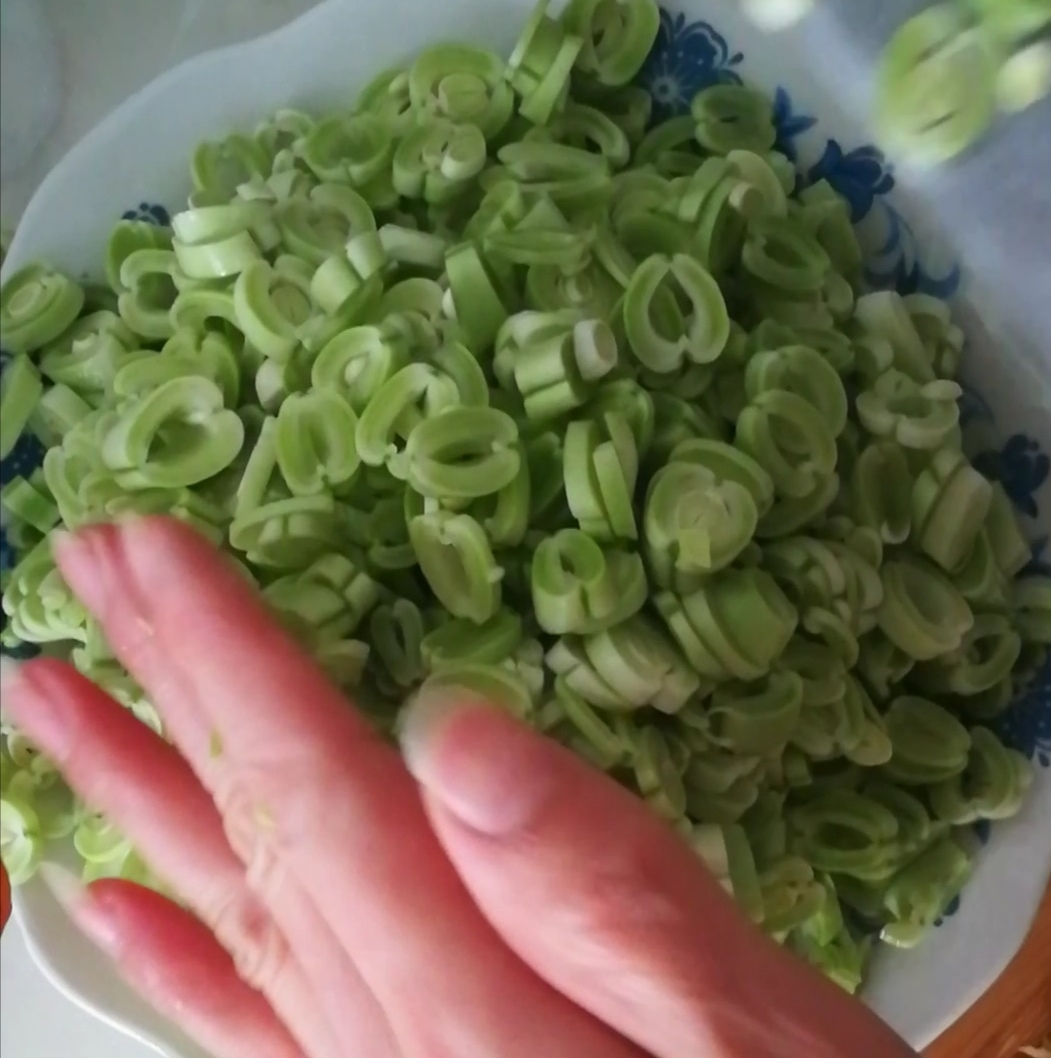 老干媽炒豆角的做法-香辣味炒菜譜-易網<a href=http://www.jsjjzhkt.cn/ target=_blank class=infotextkey>健康養生</a>網 老干媽炒豆角的做法-香辣味炒菜譜