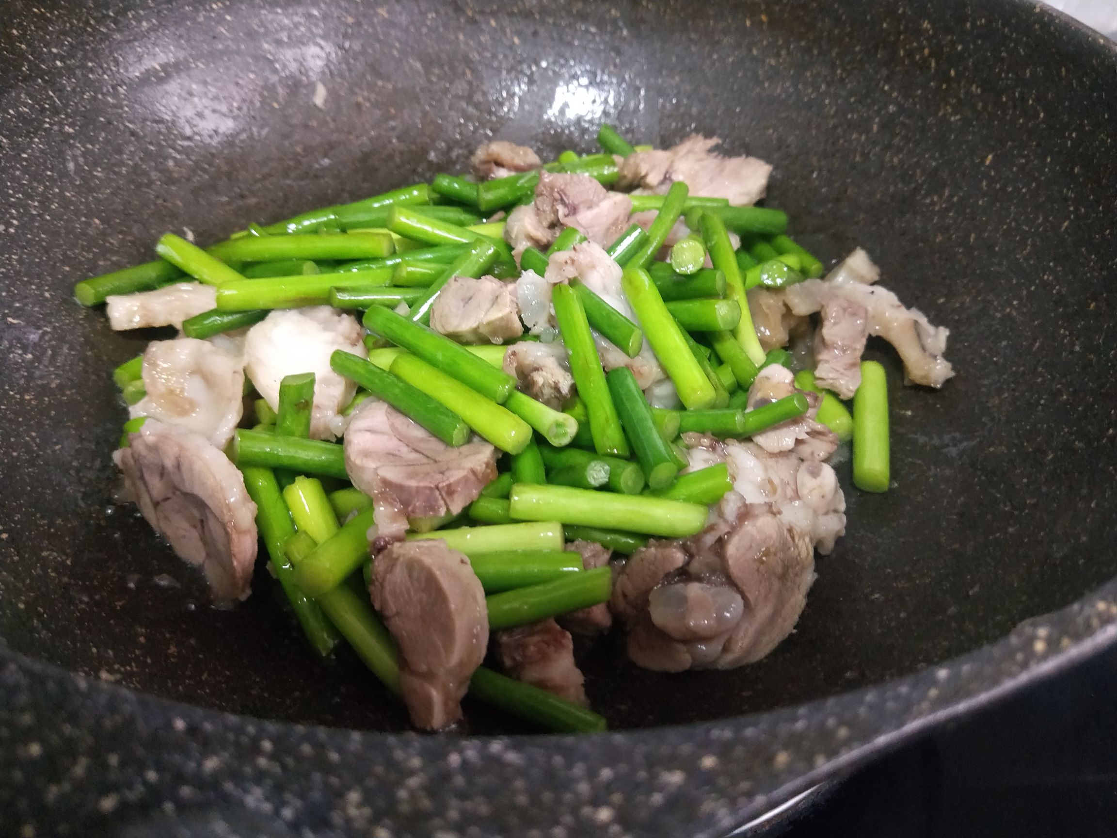 白肉炒蒜苔的做法-家常味炒菜譜