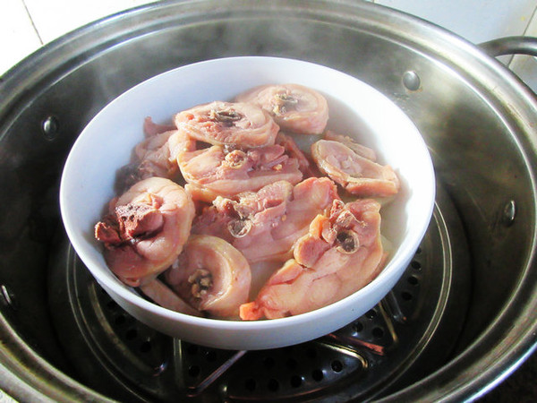 臘雞腿蒸洋芋艿的做法-家常味蒸菜譜