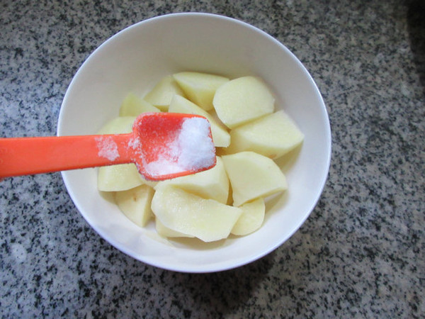 臘雞腿蒸洋芋艿的做法-家常味蒸菜譜