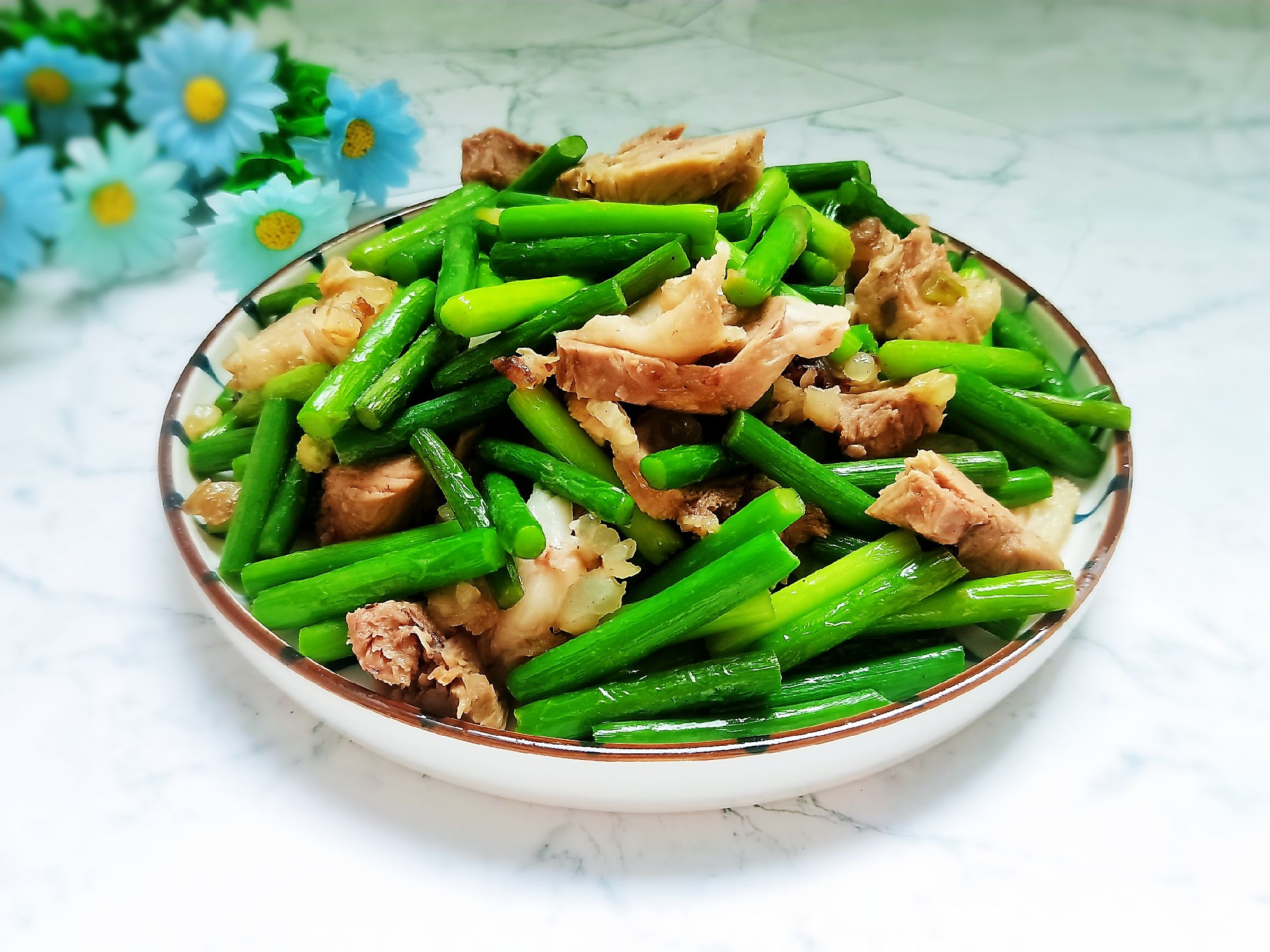 白肉炒蒜苔的做法-家常味炒菜譜