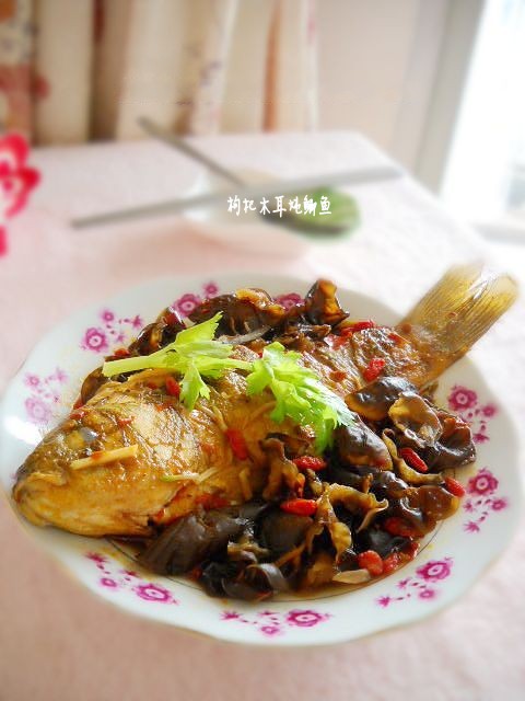 剁椒木耳燉鯽魚的做法-咸鮮味燒菜譜