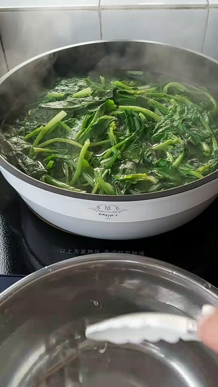 菠菜拌蛤蜊的做法-家常味拌菜譜-易網<a href=http://www.jsjjzhkt.cn/ target=_blank class=infotextkey>健康養生</a>網 菠菜拌蛤蜊的做法-家常味拌菜譜