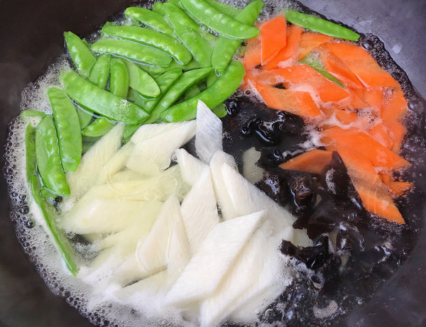 蝦仁炒三色的做法-咸鮮味炒菜譜-易網(wǎng)健康養(yǎng)生網(wǎng) 蝦仁炒三色的做法-咸鮮味炒菜譜