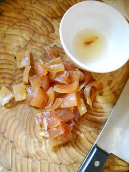 臘肉皮燉胡蘿卜的做法-咸鮮味燉菜譜-易網(wǎng)健康養(yǎng)生網(wǎng) 臘肉皮燉胡蘿卜的做法-咸鮮味燉菜譜