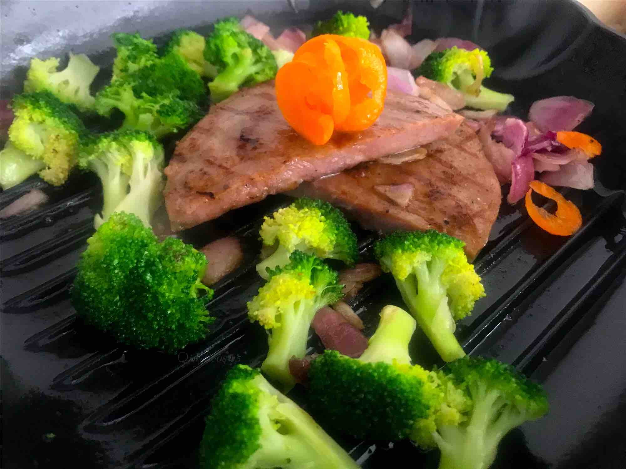 香煎鮮嫩牛排的做法-黑椒味煎菜譜-易網健康養生網 香煎鮮嫩牛排的做法-黑椒味煎菜譜