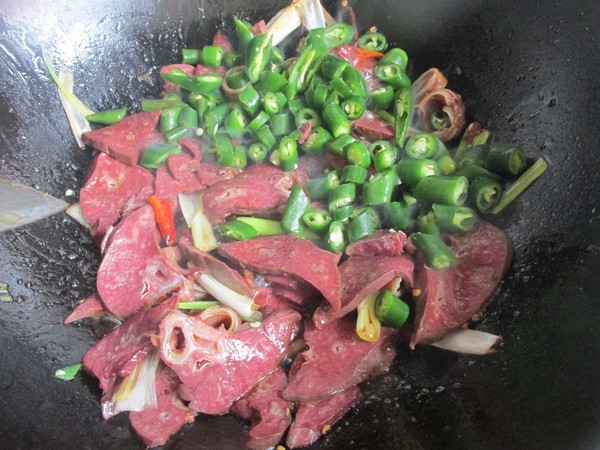 辣炒豬肺的做法-香辣味炒菜譜-易網(wǎng)健康養(yǎng)生網(wǎng) 辣炒豬肺的做法-香辣味炒菜譜