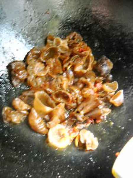 剁椒木耳燉鯽魚的做法-咸鮮味燒菜譜-易網(wǎng)健康養(yǎng)生網(wǎng) 剁椒木耳燉鯽魚的做法-咸鮮味燒菜譜