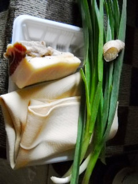 臘肉百葉絲的做法-咸鮮味炒菜譜-易網<a href=http://www.jsjjzhkt.cn/ target=_blank class=infotextkey>健康養生</a>網 臘肉百葉絲的做法-咸鮮味炒菜譜