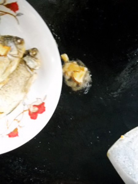 薯粉燉鯽魚的做法-咸鮮味燉菜譜