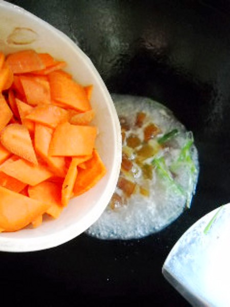 臘肉皮燉胡蘿卜的做法-咸鮮味燉菜譜-易網(wǎng)健康養(yǎng)生網(wǎng) 臘肉皮燉胡蘿卜的做法-咸鮮味燉菜譜