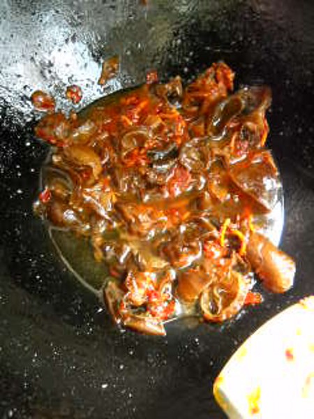 剁椒木耳燉鯽魚的做法-咸鮮味燒菜譜-易網(wǎng)健康養(yǎng)生網(wǎng) 剁椒木耳燉鯽魚的做法-咸鮮味燒菜譜