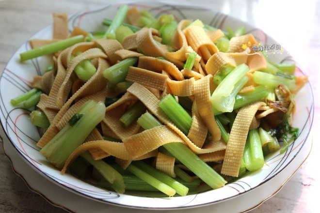 芹菜炒豆皮的做法-家常味炒菜譜-易網健康養生網 芹菜炒豆皮的做法-家常味炒菜譜