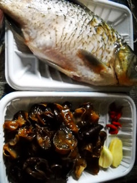 剁椒木耳燉鯽魚的做法-咸鮮味燒菜譜-易網(wǎng)<a href=http://www.jsjjzhkt.cn/ target=_blank class=infotextkey>健康養(yǎng)生</a>網(wǎng) 剁椒木耳燉鯽魚的做法-咸鮮味燒菜譜