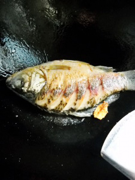 剁椒木耳燉鯽魚的做法-咸鮮味燒菜譜-易網(wǎng)健康養(yǎng)生網(wǎng) 剁椒木耳燉鯽魚的做法-咸鮮味燒菜譜