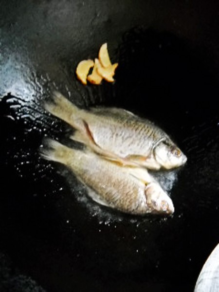 薯粉燉鯽魚的做法-咸鮮味燉菜譜