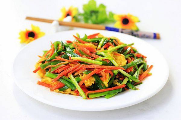 韭菜胡蘿卜炒雞蛋的做法-家常味炒菜譜-易網健康養生網 韭菜胡蘿卜炒雞蛋的做法-家常味炒菜譜