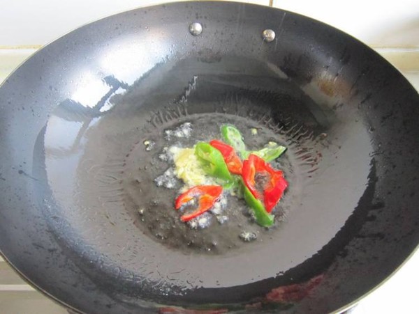 香菇炒肉皮的做法-家常味炒菜譜-易網健康養生網 香菇炒肉皮的做法-家常味炒菜譜