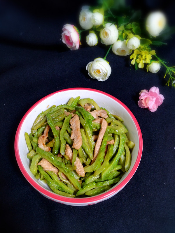 苦瓜炒肉絲的做法-家常味炒菜譜-易網健康養生網 苦瓜炒肉絲的做法-家常味炒菜譜