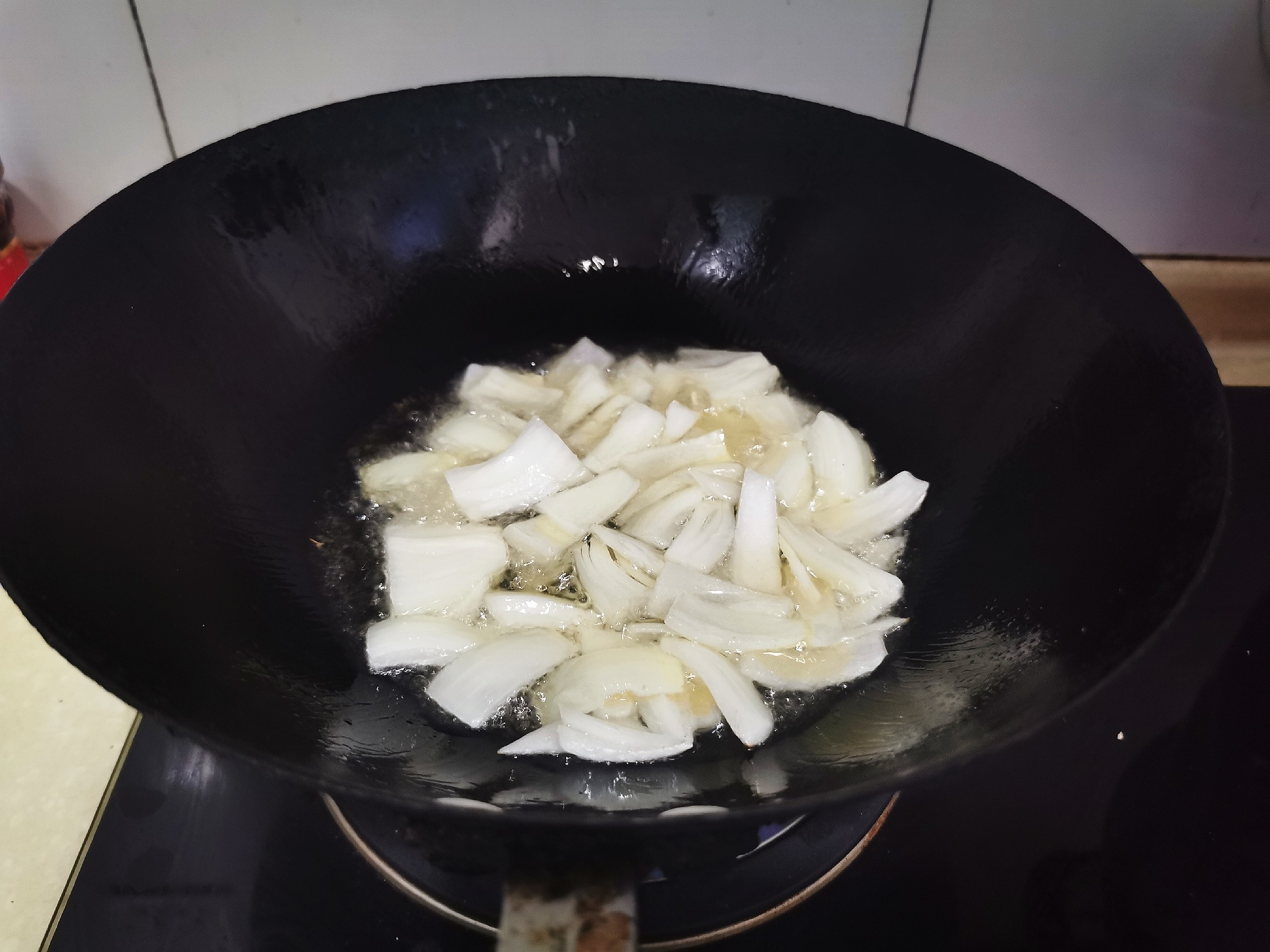 蘑菇炒西蘭花的做法-家常味炒菜譜