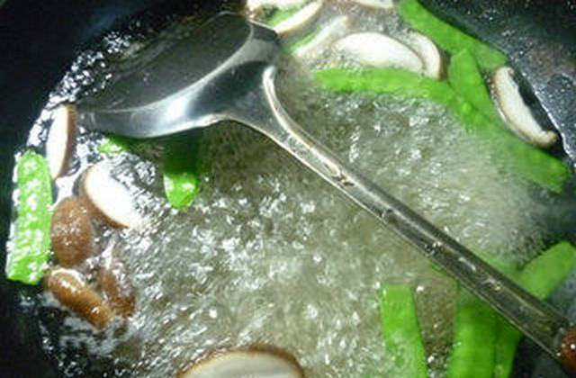 香菇荷蘭豆拌小素雞的做法-家常味拌菜譜-易網(wǎng)健康養(yǎng)生網(wǎng) 香菇荷蘭豆拌小素雞的做法-家常味拌菜譜