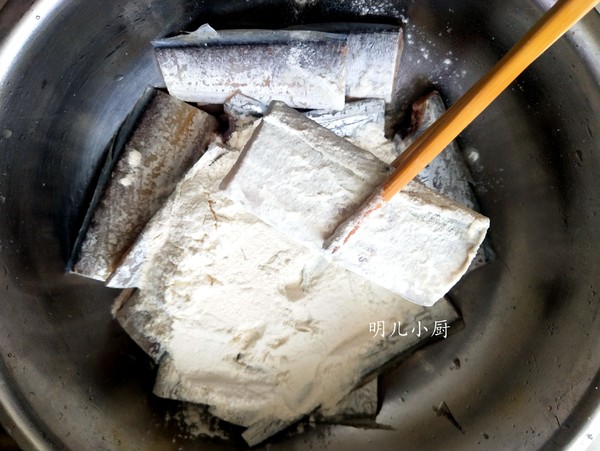 油炸刀魚的做法-家常味炸菜譜