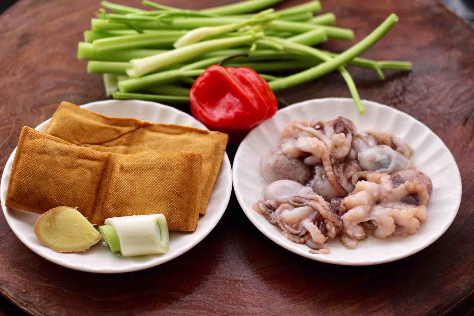 墨魚香干芹菜小炒的做法-咸鮮味炒菜譜-易網<a href=http://www.jsjjzhkt.cn/ target=_blank class=infotextkey>健康養生</a>網 墨魚香干芹菜小炒的做法-咸鮮味炒菜譜