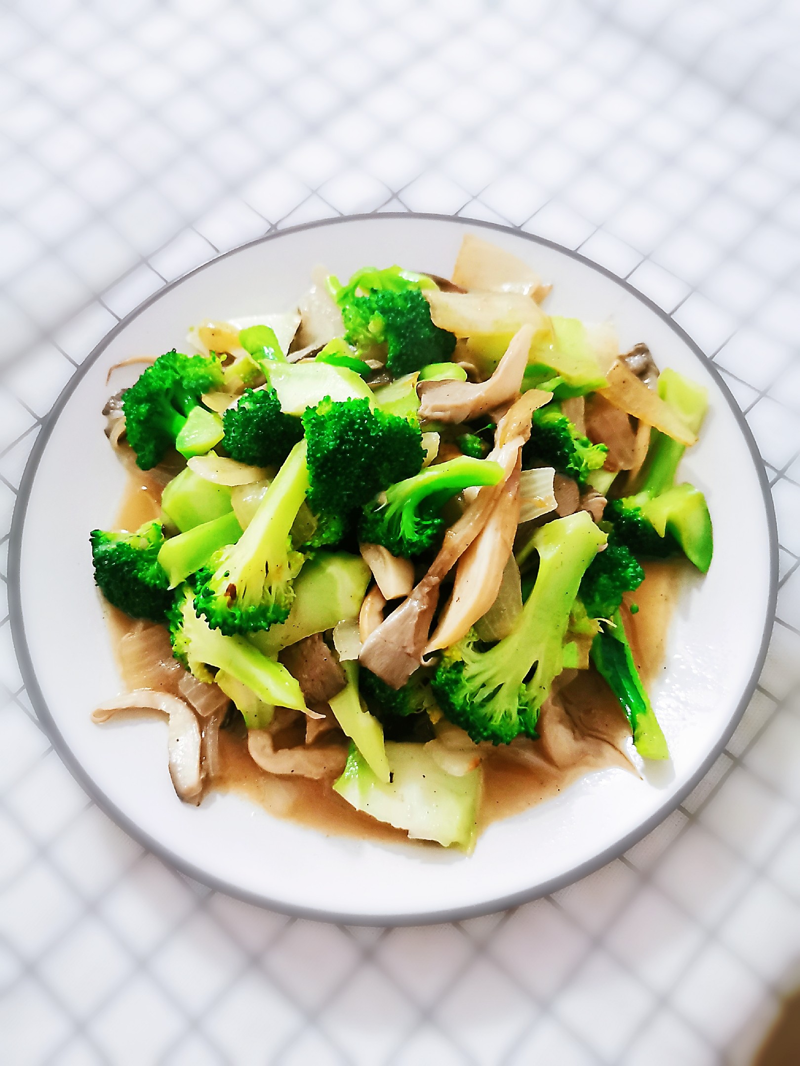 蘑菇炒西蘭花的做法-家常味炒菜譜