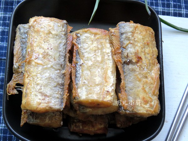 油炸刀魚的做法-家常味炸菜譜